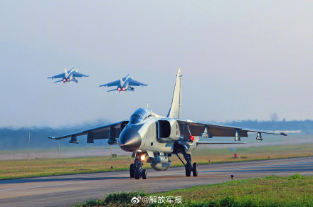 直冲云霄！空军航空兵某旅组织多课目飞行训练