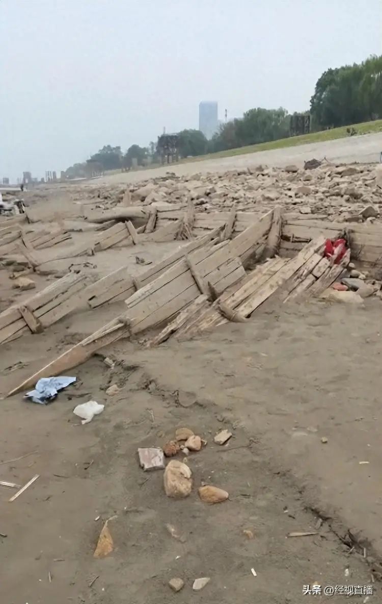 武汉江边惊现20米长木制沉船？ 官方：初步判定为……