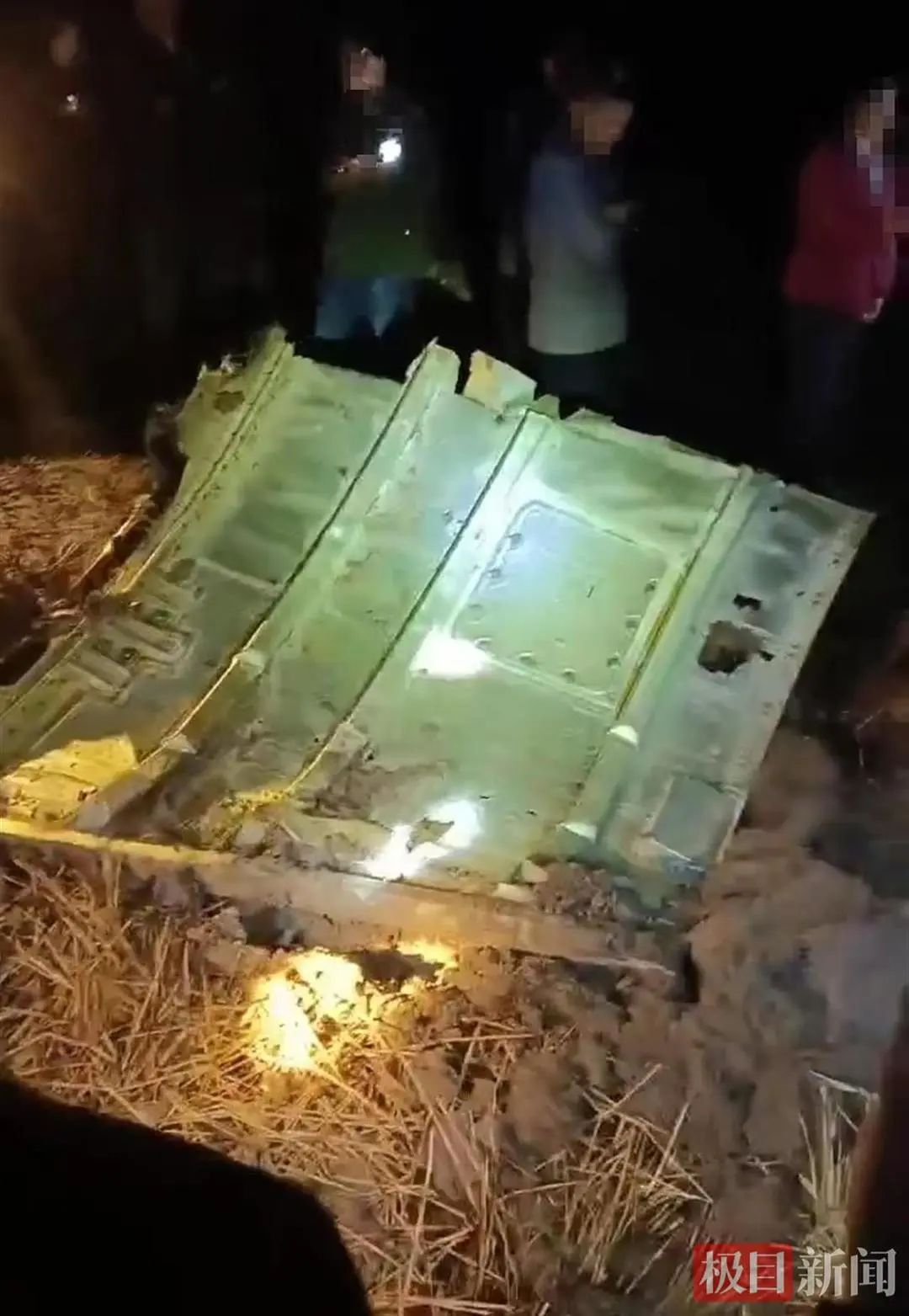 一声巨响!一大型金属物坠入湖南境内,官方:现场已封锁! 一声巨响!一大型金属物坠入湖南境内,官方:现场已封锁!