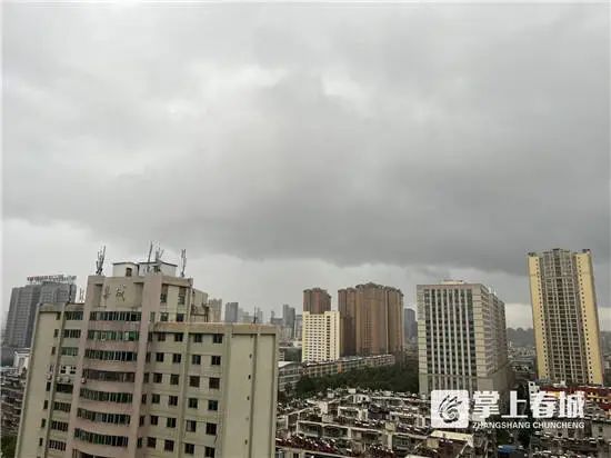 突降大雨,强雷电、大风Ⅲ级!昆明发布预警,下班赶紧回家…… 突降大雨,强雷电、大风Ⅲ级!昆明发布预警,下班赶紧回家……