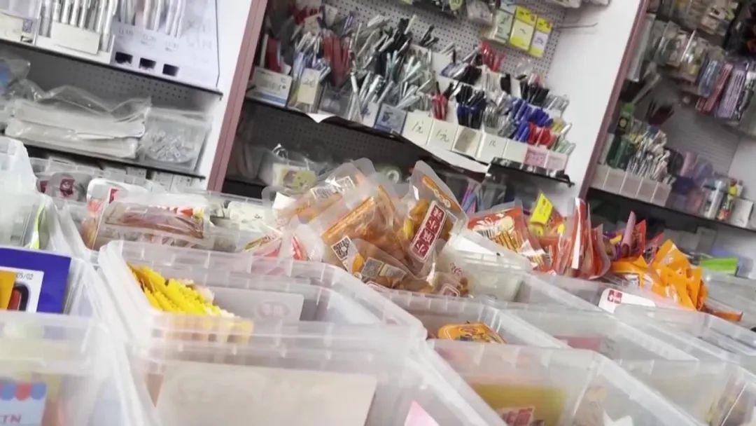 校园周边零食调查：5毛一包供不应求！配料表全是添加剂....