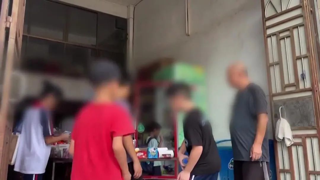 校园周边零食调查：5毛一包供不应求！配料表全是添加剂....