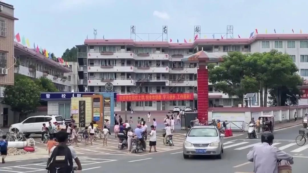 校园周边零食调查：5毛一包供不应求！配料表全是添加剂....