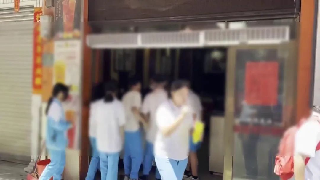 校园周边零食调查：5毛一包供不应求！配料表全是添加剂....