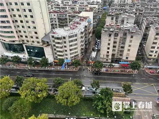 突降大雨,强雷电、大风Ⅲ级!昆明发布预警,下班赶紧回家…… 突降大雨,强雷电、大风Ⅲ级!昆明发布预警,下班赶紧回家……