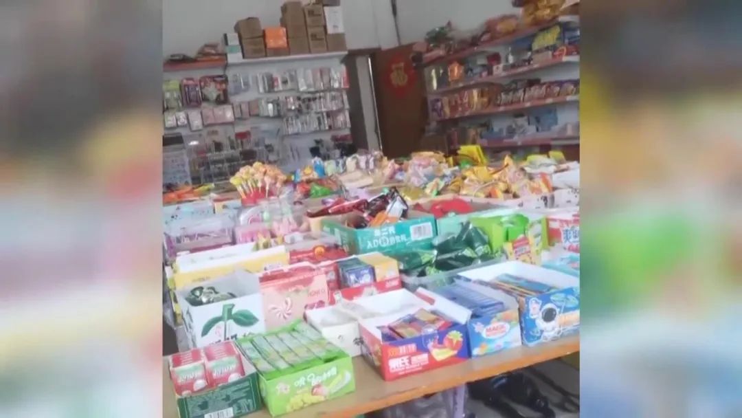 校园周边零食调查：5毛一包供不应求！配料表全是添加剂....