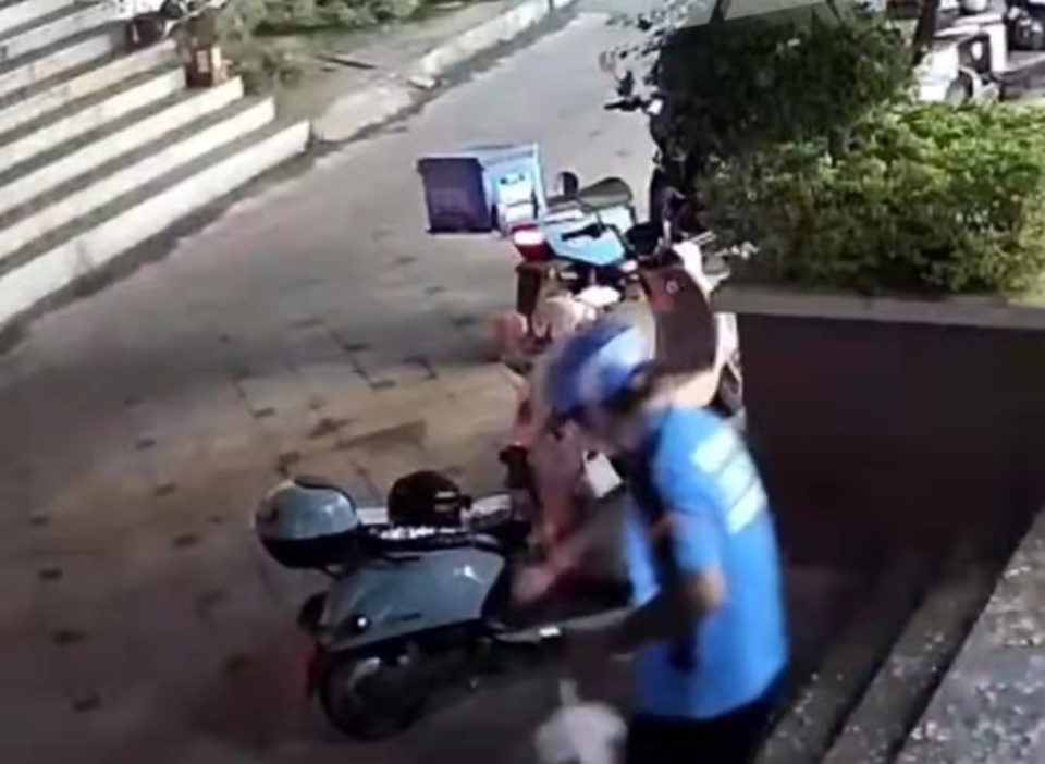 广东惠州一餐饮店玻璃门被拉后突然破碎，商家要求外卖小哥赔偿损失，律师：难以支持