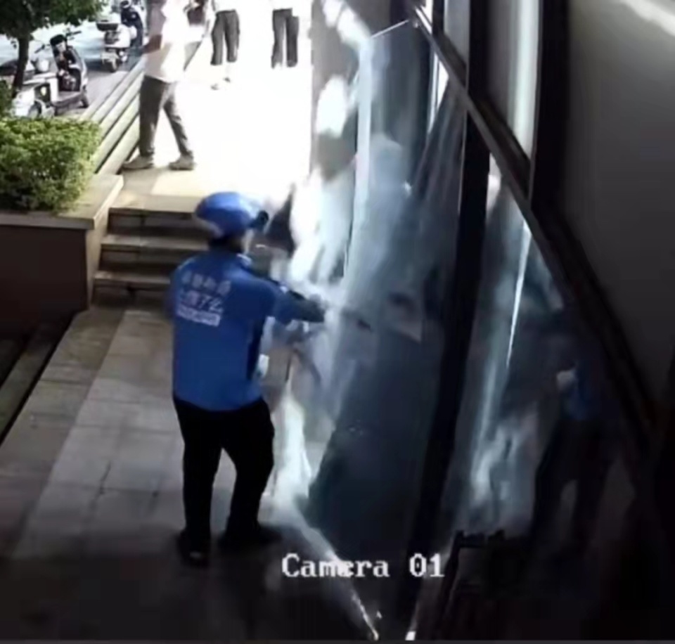 广东惠州一餐饮店玻璃门被拉后突然破碎，商家要求外卖小哥赔偿损失，律师：难以支持