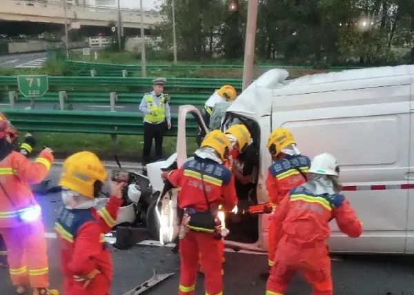 上海外环突发！面包车追尾大货车，驾驶室凹陷变形，人员被困