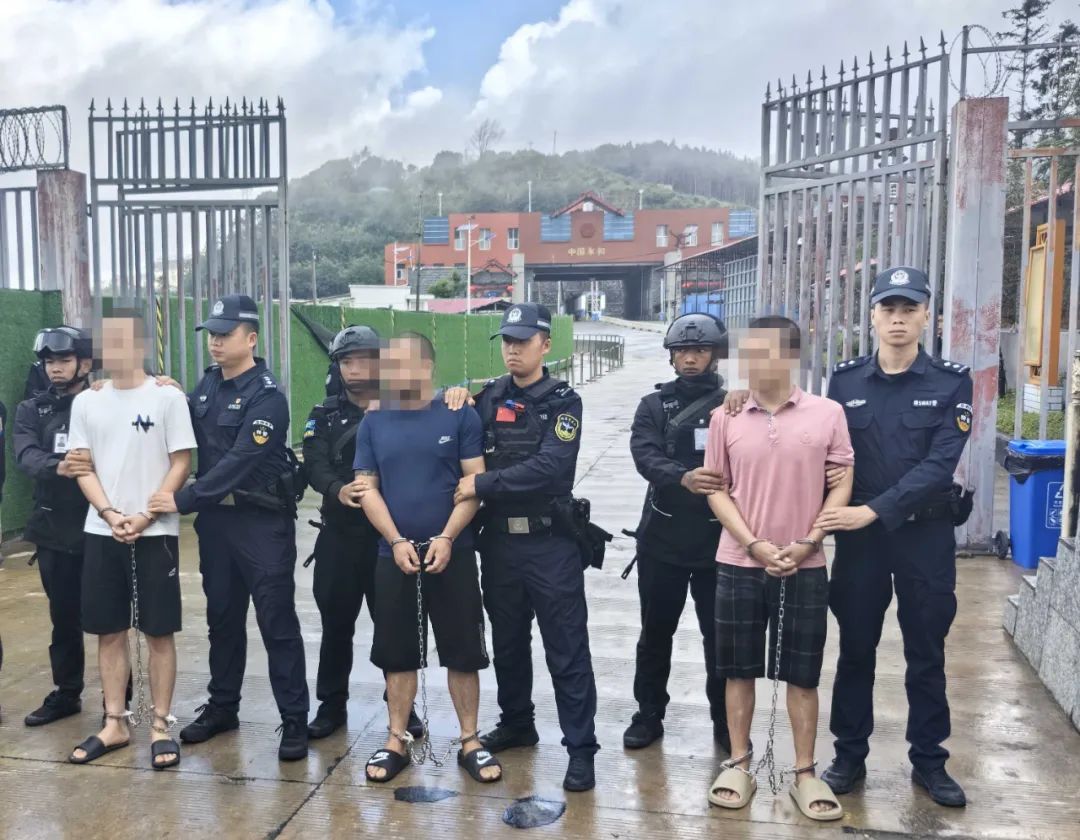 新战果!3名涉毒、涉诈逃犯在境外被抓捕并移交我方 新战果!3名涉毒、涉诈逃犯在境外被抓捕并移交我方