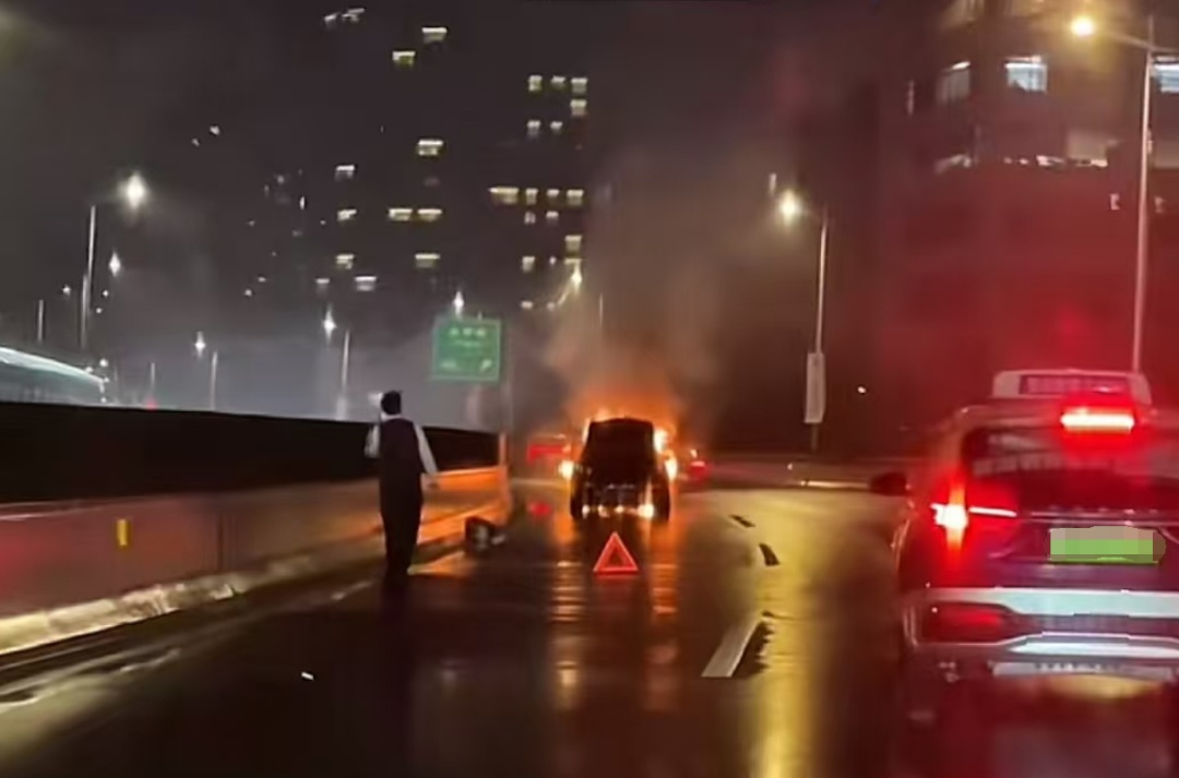 事发上海延安高架！一轿车起火，烧得面目全非！网友：正好路过，烧得很快
