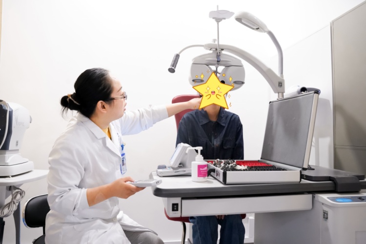 头皮发麻！女子惹上“网红病”，眼部冒出19个“小疙瘩”