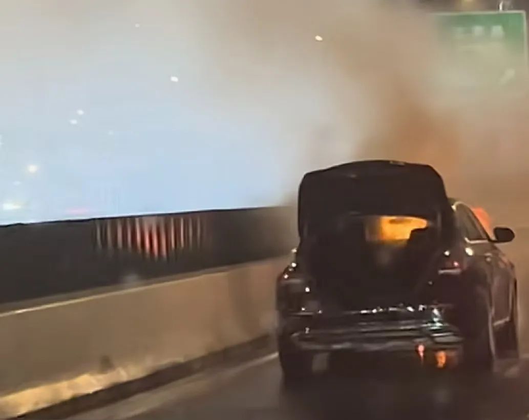 事发上海延安高架！一轿车起火，烧得面目全非！网友：正好路过，烧得很快