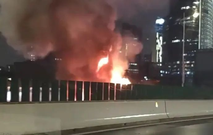 事发上海延安高架！一轿车起火，烧得面目全非！网友：正好路过，烧得很快