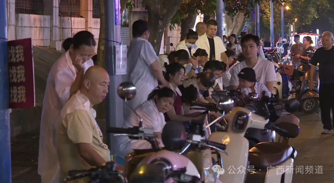 你会尝试吗？按摩师加入“地摊经济”，南宁火炬路现9.9元街边按摩