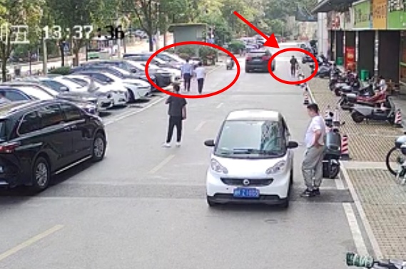 乘客接到神秘电话后下车,长沙赵师傅马上喊来警察! 乘客接到神秘电话后下车,长沙赵师傅马上喊来警察!