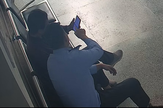 乘客接到神秘电话后下车,长沙赵师傅马上喊来警察! 乘客接到神秘电话后下车,长沙赵师傅马上喊来警察!