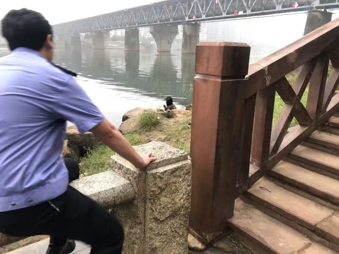 危急时刻,民警一把拉住了她 危急时刻,民警一把拉住了她