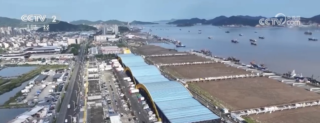 时令水果上市、海鲜种类丰富 居民“菜篮子”“果盘子”物丰价稳供应足