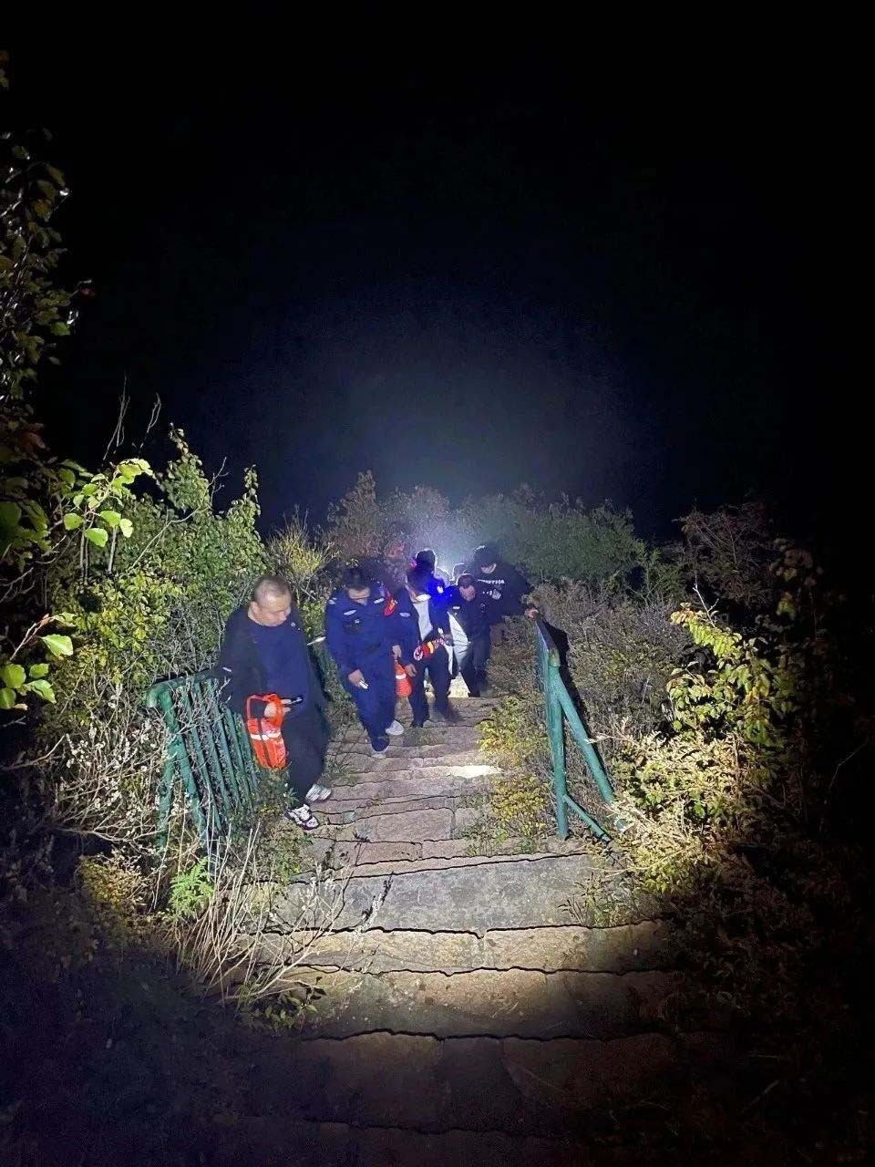 上热搜了！民警搜山喊了4小时找回5名大学生