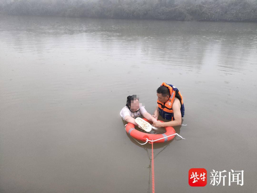 南京57岁老民警纵身一跃，跳入河中救起落水女子