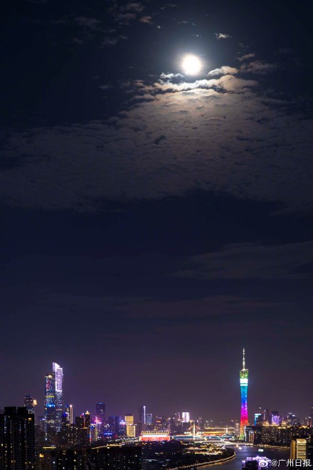 打卡！超级月亮与广州塔同框
