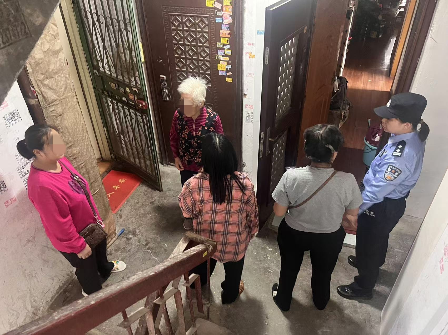 上门劝阻被拒，民警邀邻居一同戳破骗局保住八旬老人养老钱