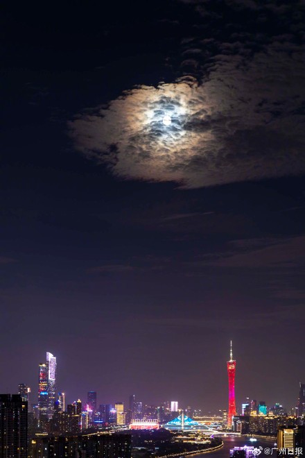 打卡！超级月亮与广州塔同框