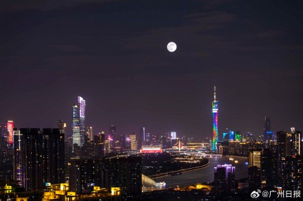 打卡！超级月亮与广州塔同框