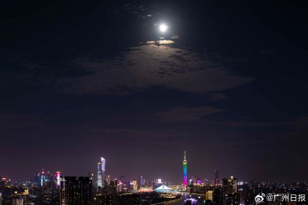打卡！超级月亮与广州塔同框