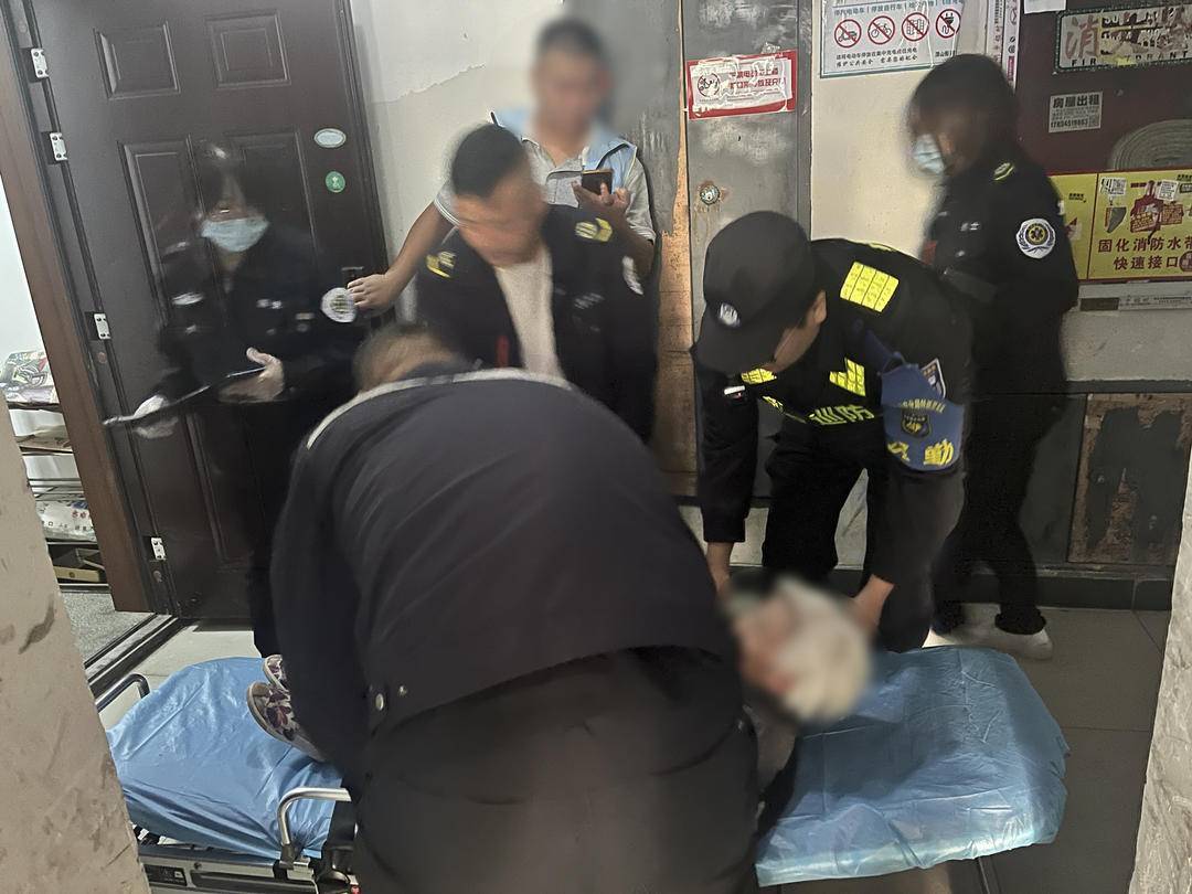 转危为安！老人突发脑梗摔倒在地，民警及时救助送医