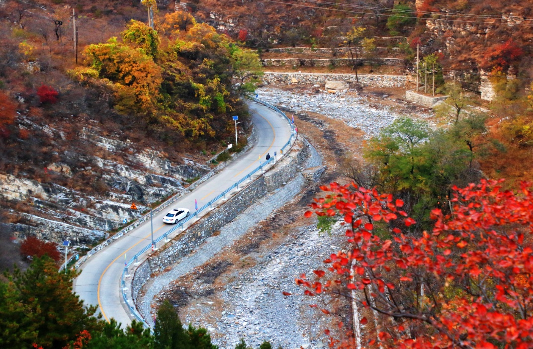 美翻!黄亦玫驰骋的京郊公路又迎“高光”时刻—— 美翻!黄亦玫驰骋的京郊公路又迎“高光”时刻——