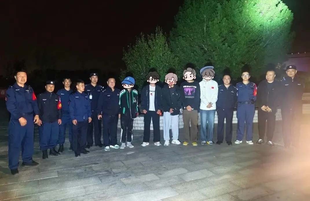 上热搜了！民警搜山喊了4小时找回5名大学生