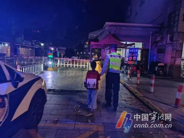女童深夜徒步4公里找妈妈,原因竟是…… 女童深夜徒步4公里找妈妈,原因竟是……