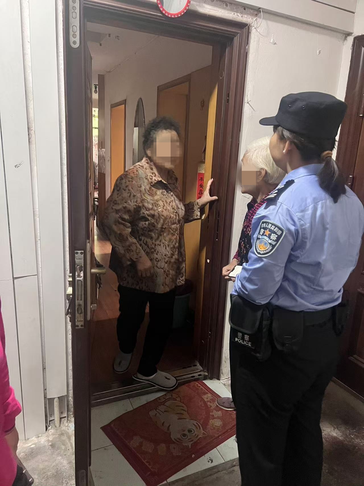 上门劝阻被拒，民警邀邻居一同戳破骗局保住八旬老人养老钱