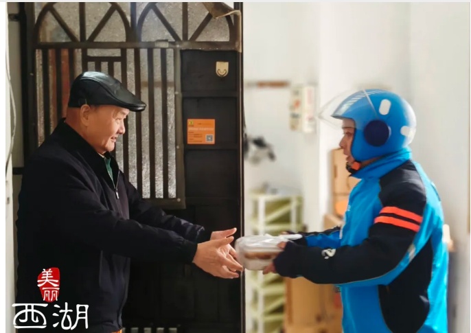 上线外卖平台、推出“宝宝餐”，在吃饭这件大事上杭州社区食堂“卷”起来了