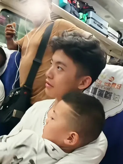 两名大学生火车上抱娃一整夜,网友:真正的帅哥! 两名大学生火车上抱娃一整夜,网友:真正的帅哥!