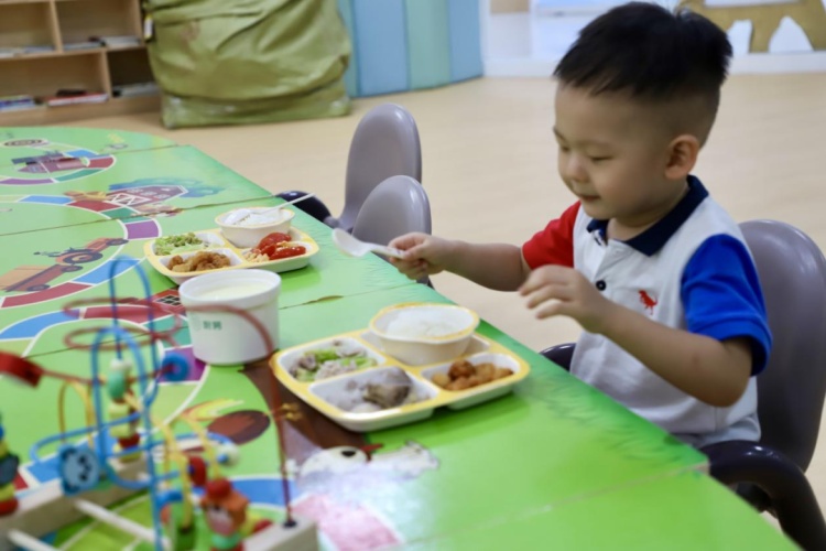 上线外卖平台、推出“宝宝餐”，在吃饭这件大事上杭州社区食堂“卷”起来了