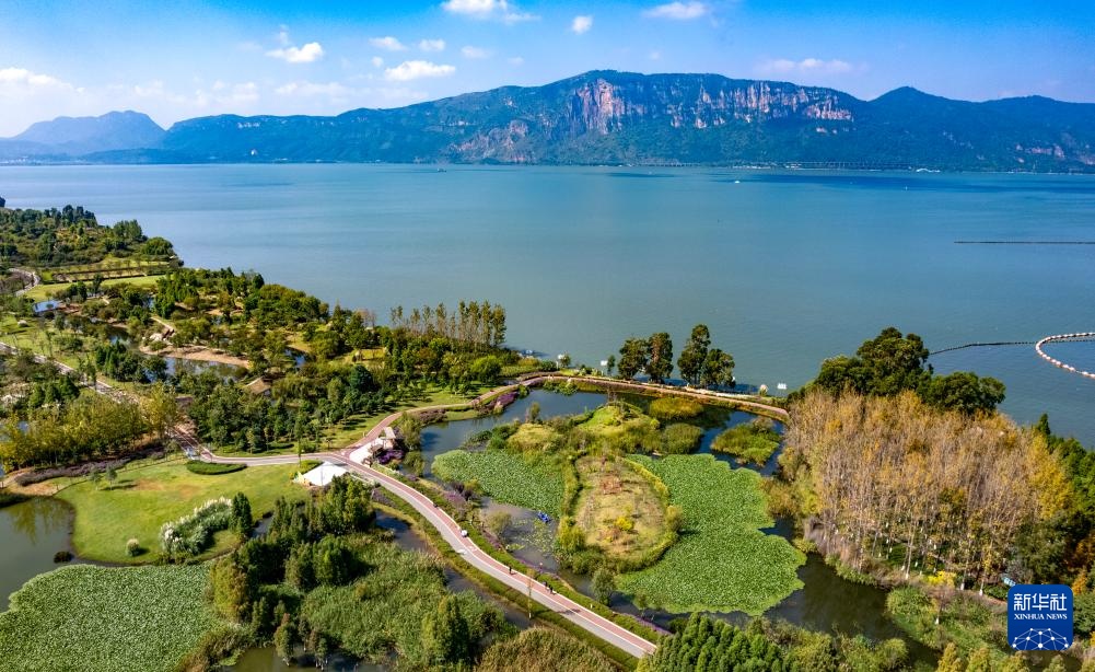 新时代中国调研行之看区域&middot;西部篇｜飞阅云南高原湖泊