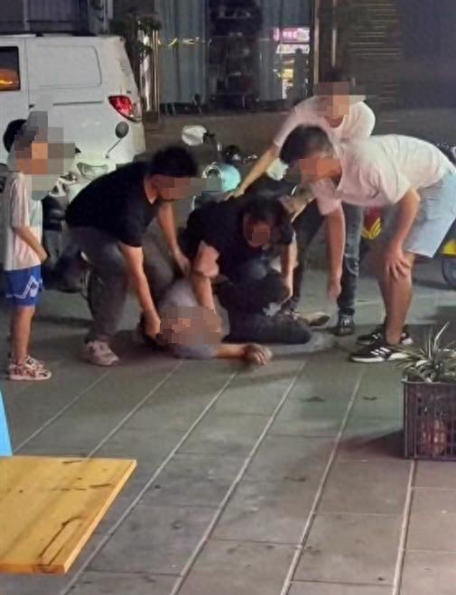一男子遭多人围殴倒地 ，一旁小孩被吓哭？警方回应