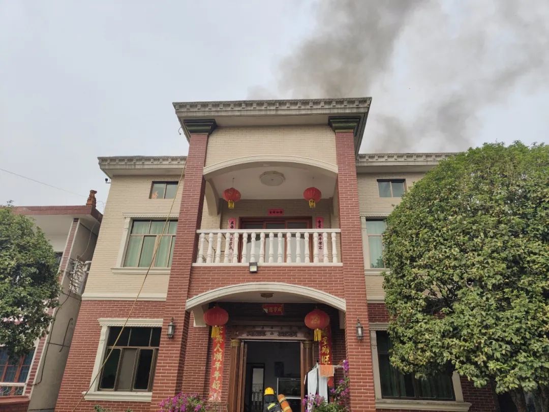 一个操作，三层小洋房痛失屋顶！