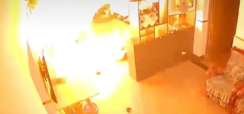 泪目!年轻妈妈全身超60%烧伤,忍剧痛抱起孩子 泪目!年轻妈妈全身超60%烧伤,忍剧痛抱起孩子