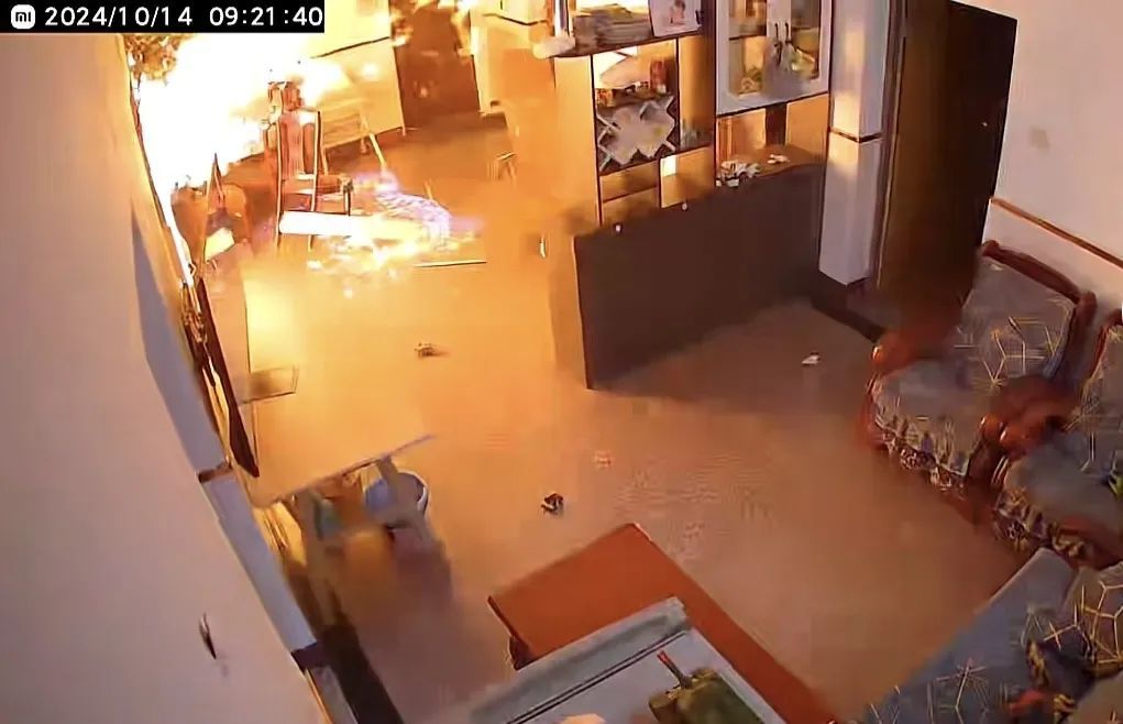 宝妈做饭遇煤气爆炸大面积烧伤，强忍剧痛抱开孩子！在ICU看到宝宝时安心了