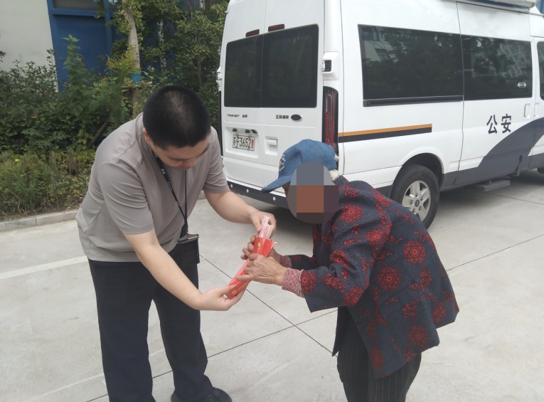 “奶奶救我!” “奶奶救我!”