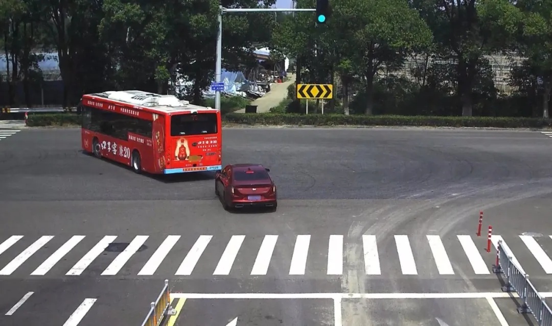 公交车司机“弃车”狂奔！网友怒赞