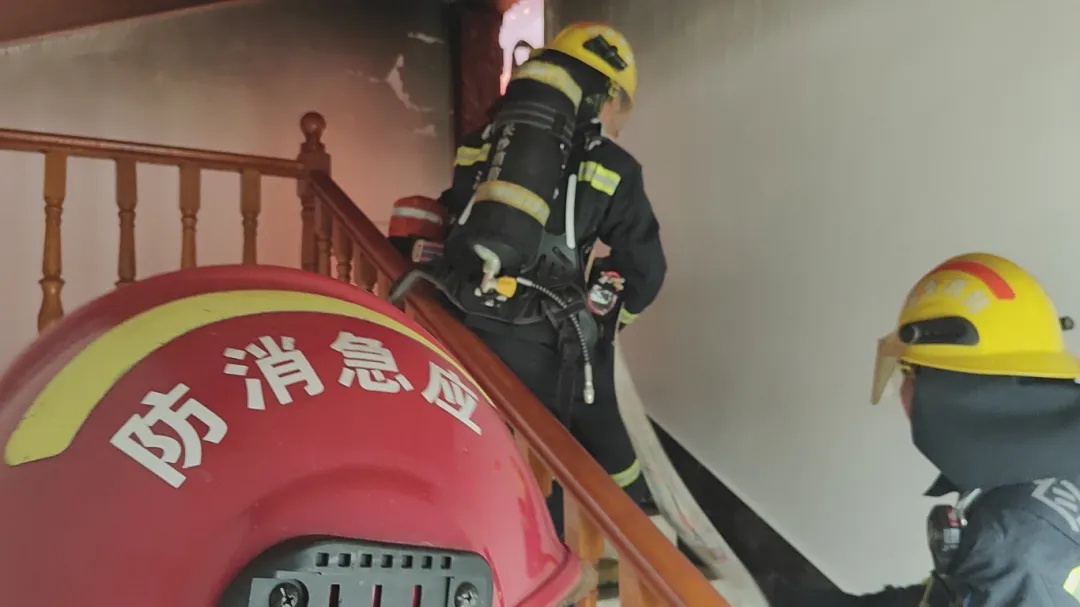 一个操作，三层小洋房痛失屋顶！