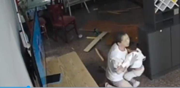 泪目!年轻妈妈全身超60%烧伤,忍剧痛抱起孩子 泪目!年轻妈妈全身超60%烧伤,忍剧痛抱起孩子