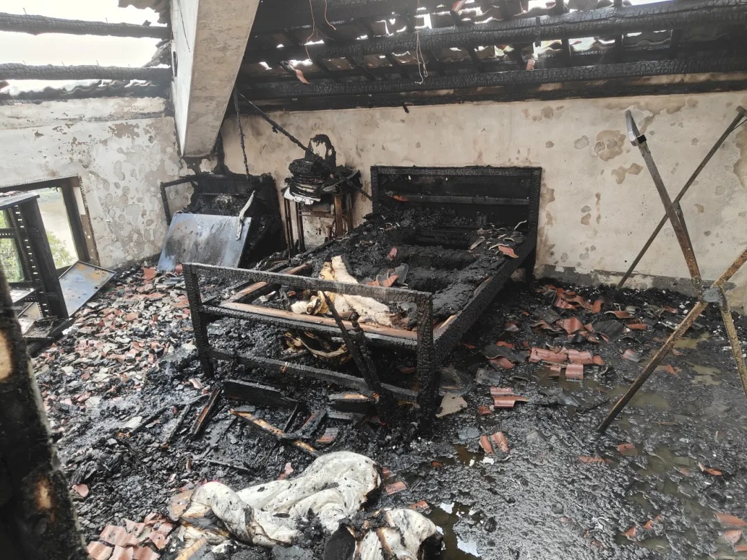 一个操作，三层小洋房痛失屋顶！