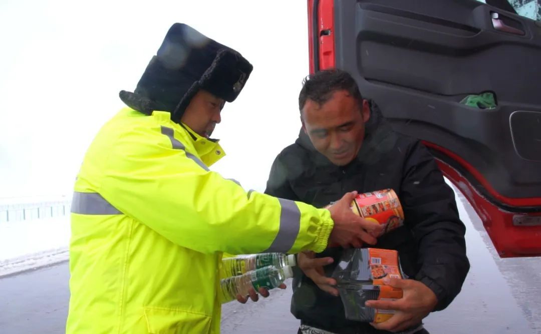 风雪“上线”!哈密市各部门多举措积极应对 风雪“上线”!哈密市各部门多举措积极应对