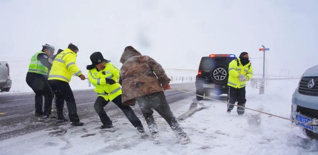 风雪“上线”!哈密市各部门多举措积极应对 风雪“上线”!哈密市各部门多举措积极应对